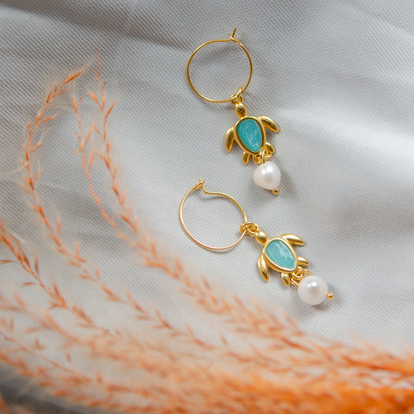 Σκουλαρίκια κρίκοι με σχέδιο χελώνα & κρεμαστό μαργαριτάρι