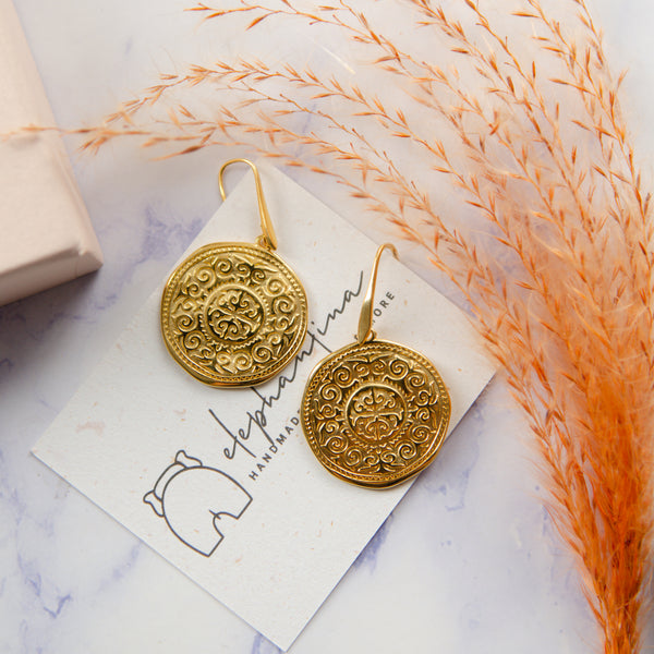 Σκουλαρίκια κρεμαστά με ανάγλυφο σχέδιο τύπου Φλουρί