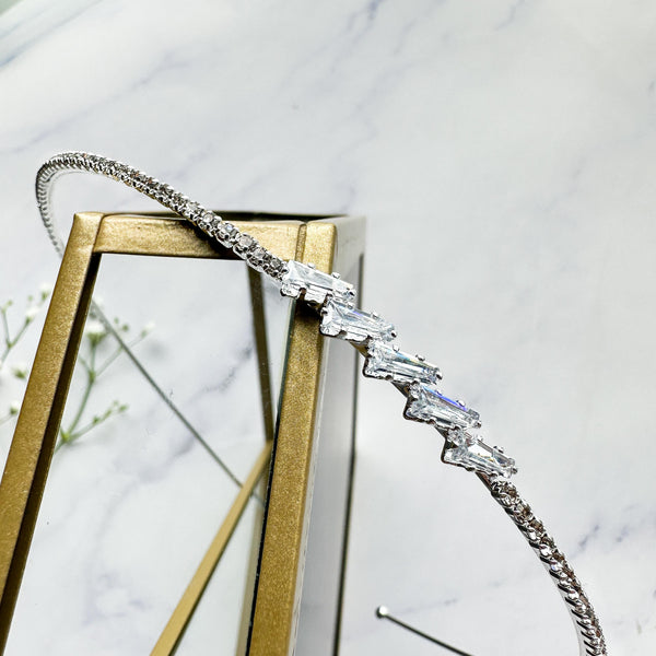 Νυφική Ασημί Στέκα με σειρά από κρυσταλλάκια & πλαϊνό σχέδιο