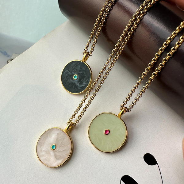 Κολιέ αλυσίδα με στρογγυλό σμάλτο στοιχείο