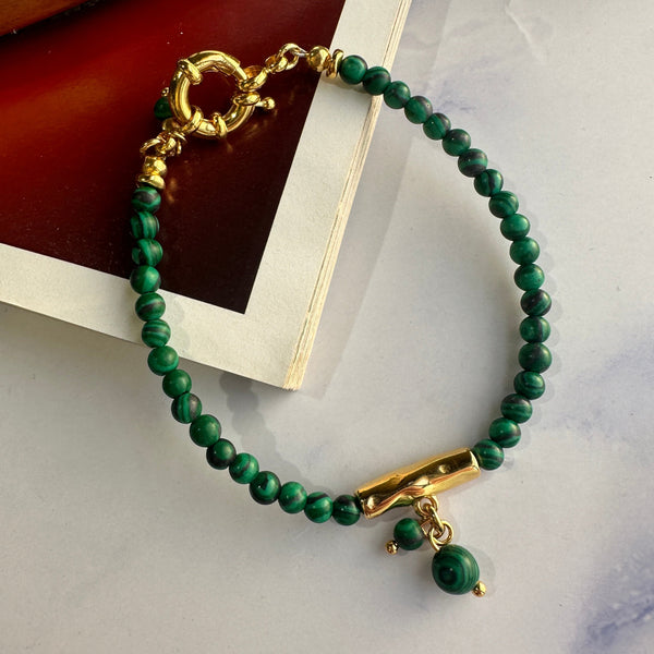 Βραχιόλι με πράσινες ημιπολύτιμες πέτρες και στοιχείο επίχρυσο