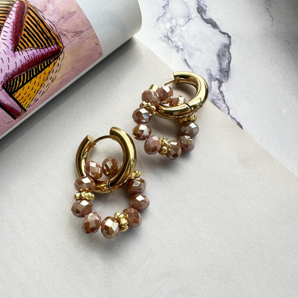 Κρίκοι με μπεζ κρύσταλλα και επίχρυσα στοιχεία