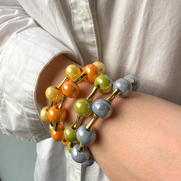Βραχιόλια με χρωματιστές πέτρες και επίχρυσα στοιχεία