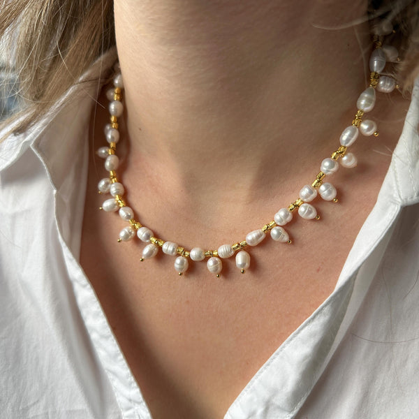 Κολιέ με μαργαριτάρια κρεμαστά και επίχρυσα στοιχεία