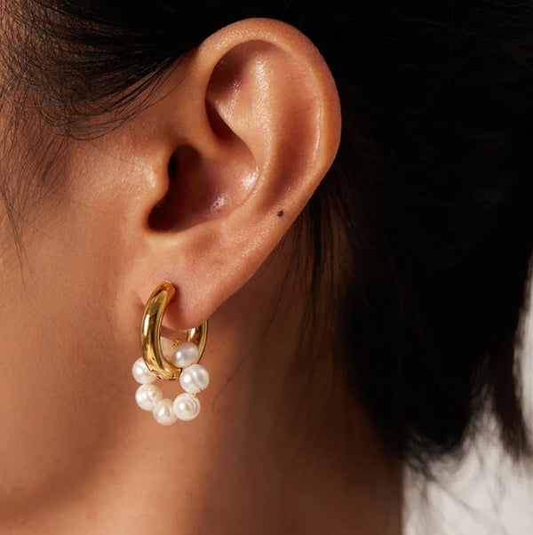 Σκουλαρίκια μεσαίοι κρίκοι με μαργαριτάρια κρεμαστά