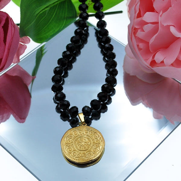 Κολιέ με επιχρυσωμένο μοτιφ arabic 24Κ και μαύρα κρύσταλλα