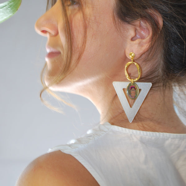 Σκουλαρίκια από ορείχαλκο με πλέξι ακρυλικό τριγωνικό μοτίφ και Fridha Kahlo φιγούρα
