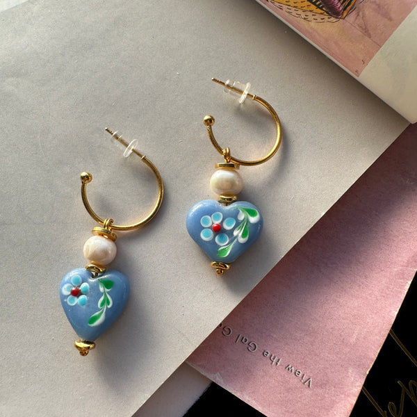 Σκουλαρίκια κρίκοι με μπλε πέτρες σε σχήμα καρδιάς